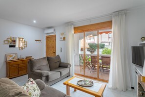 TV - Holiday Home 'Casa Pedro Piscina' with Shared Pool, Wi-Fi and Air Conditioning (el Gran Alacant)