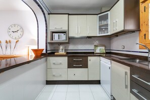 Réfrigérateur, micro-ondes, plaque de cuisson, lave-vaisselle