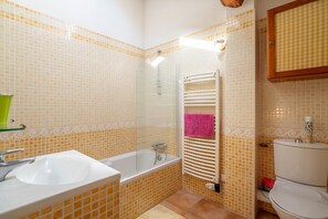 Regadera, secadora de cabello, toallas 