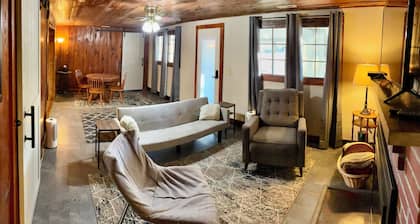 Charming 2-bedroom fishing cabin in brilliant Gate City with AC, WiFi