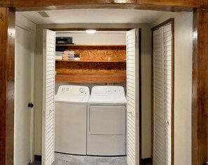 Interior - Charming 2-bedroom fishing cabin in brilliant Gate City with AC, WiFi (Gate City)