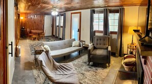 Smart TV, fireplace - Charming 2-bedroom fishing cabin in brilliant Gate City with AC, WiFi (Gate City)