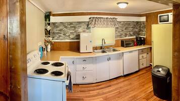 Réfrigérateur, four à micro-ondes, un four, surface de cuisson