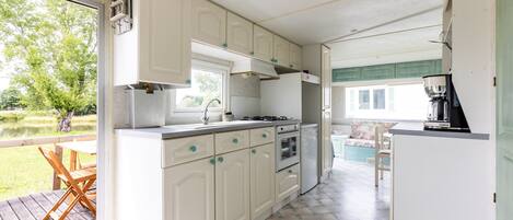 Réfrigérateur, four, plaque de cuisson, cafetière/bouilloire