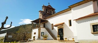 Holiday Home 'Casa Da Ribeira Em Rabal' with Lake View, Wi-Fi and Air Conditioning
