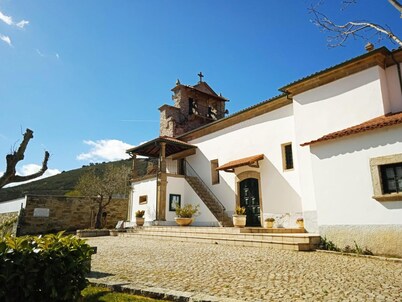 Holiday Home 'Casa Da Ribeira Em Rabal' with Lake View, Wi-Fi and Air Conditioning