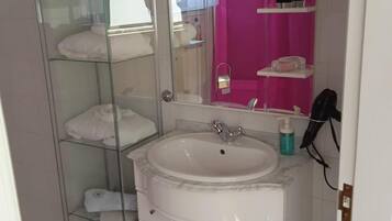 Ducha, secador de pelo y toallas