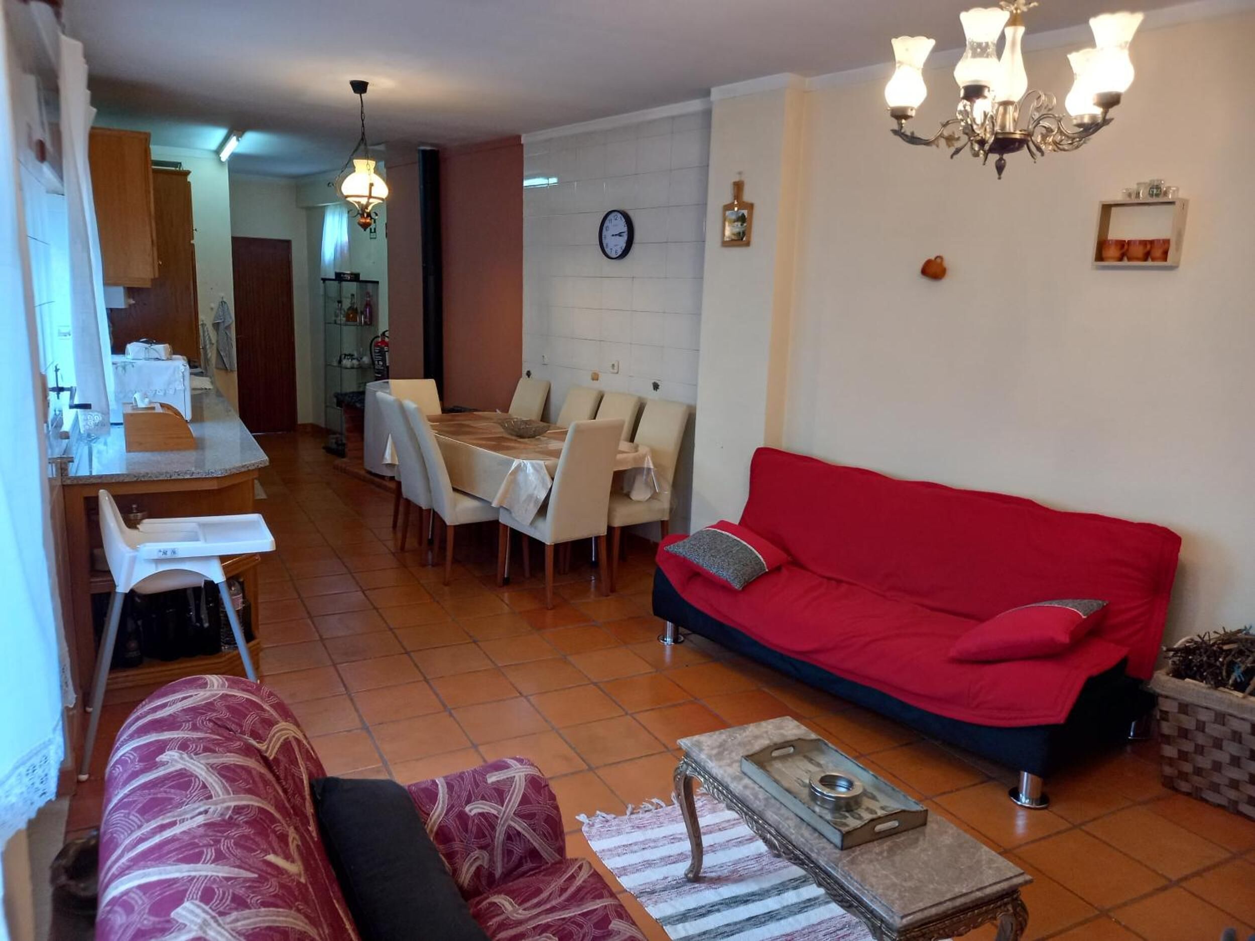 Una televisión, una chimenea