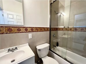 Secadora de cabello, toallas, jabón, papel de baño 
