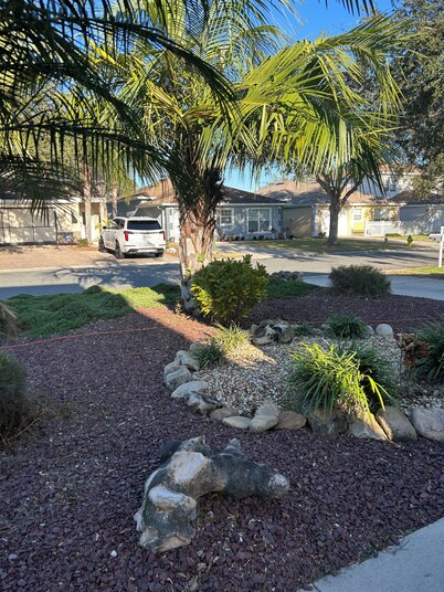 3 bed/ 2 bath house in The Villages! Pet friendly, pool, hot tub and internet!