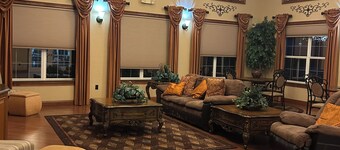 3 bed/ 2 bath house in The Villages! Pet friendly, pool, hot tub and internet!