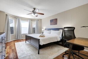 4 bedrooms, desk, WiFi, bed sheets - Texas Star - A Birdy Vacation Rental (Converse)