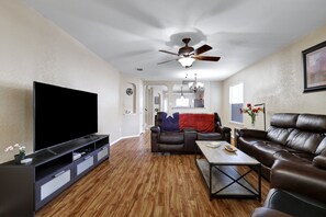 Smart TV, fireplace, video games - Texas Star - A Birdy Vacation Rental (Converse)