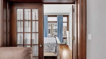 1 habitación, tabla de planchar con plancha, wifi gratis y ropa de cama