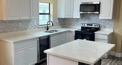 Spacious 4-bedroom house with WiFi, AC in charming Gramercy