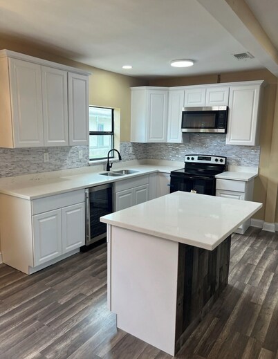 Spacious 4-bedroom house with WiFi, AC in charming Gramercy