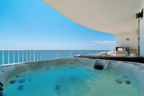 Tina de hidromasaje al aire libre