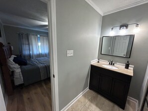 3 bedrooms, WiFi, bed sheets - Country Living w/ TVs in Each Room (Darlington)