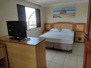Quarto casal clássico | Escrivaninha, espaço de trabalho para notebook, Wi-Fi de cortesia