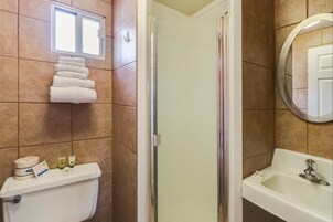 Bañera, secador de pelo, toallas, jabón