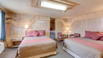 Meja kerja, ruang kerja ramah laptop, dan Wi-Fi gratis