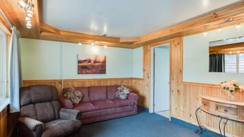Suite familiar, patio, vista a la montaña | Área de sala de estar