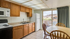Family Suite, Patio, Mountain View | Private kitchen | Mini-fridge, microwave - Zion Park Motel (Springdale)