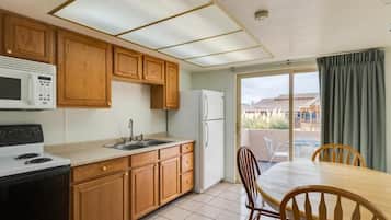 Lemari es kecil dan microwave