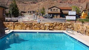 Seasonal outdoor pool - Zion Park Motel (Springdale)