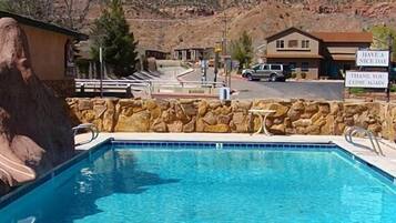 Kolam renang outdoor musiman