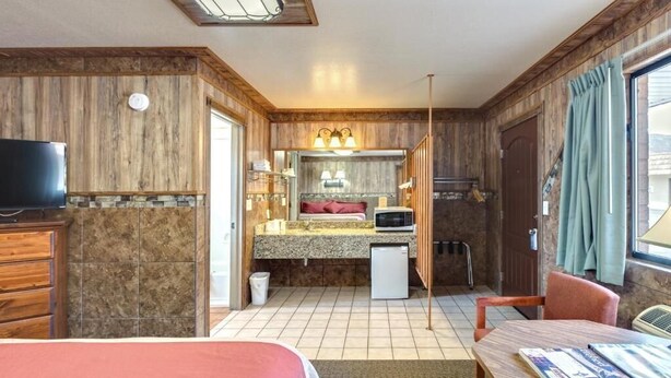 Standard Single Room, Mountain View | Desk, laptop workspace, WiFi (free) - Zion Park Motel (Springdale)
