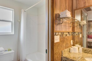 Bathtub, hair dryer, towels, soap - Zion Park Motel (Springdale)