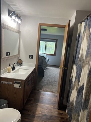 Secadora de cabello, toallas, jabón, papel de baño 