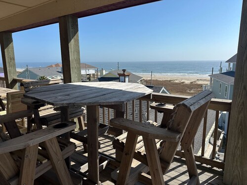 1 Block from the Beach, Entertainment Deck with games and Tv, large enough for 26 guests.