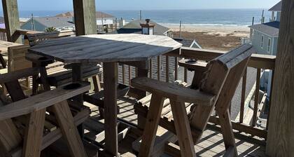 1 Block from the Beach, Entertainment Deck with games and Tv, large enough for 26 guests.