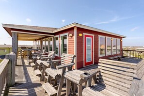 Outdoor dining - 1 Block from the Beach, Entertainment Deck with games and Tv, large enough for 26 guests. (Bolivar Peninsula)