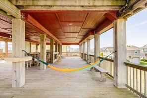 Outdoor dining - 1 Block from the Beach, Entertainment Deck with games and Tv, large enough for 26 guests. (Bolivar Peninsula)
