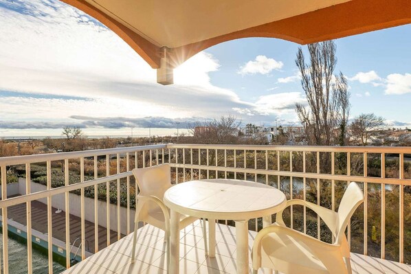 Outdoor dining - Sunny Waterfront Apartment (Agde)