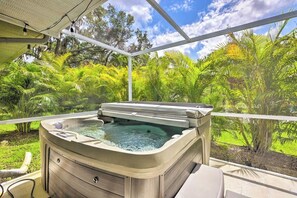 Outdoor spa tub - Oasis on Nightingale: Screened Pool & Near Beach (Venice)