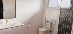 タオル、石鹸、シャンプー、トイレットペーパー