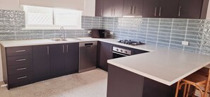 Kylskåp, mikrovågsugn, ugn och spishäll