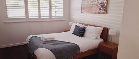 1 habitación, tabla de planchar con plancha, wifi gratis y ropa de cama