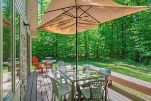Outdoor dining - Up North Chalet | Ac | Bbq | Bikes (Cedar)