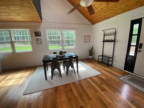 Dining - Charming 3-bedroom house with WiFi, AC in peaceful Elk Neck (Elkton)