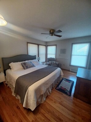 4 bedrooms, WiFi, bed sheets - Huron Calling - Lakefront (Tawas City)