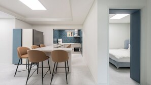A compact hotel room with a dining area, kitchenette, and a bed. - Gapyeong Dream Pool Villa Pension (Gapyeong)