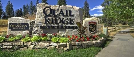 A sign for Quail Ridge Community with The Okanagan Golf Club.