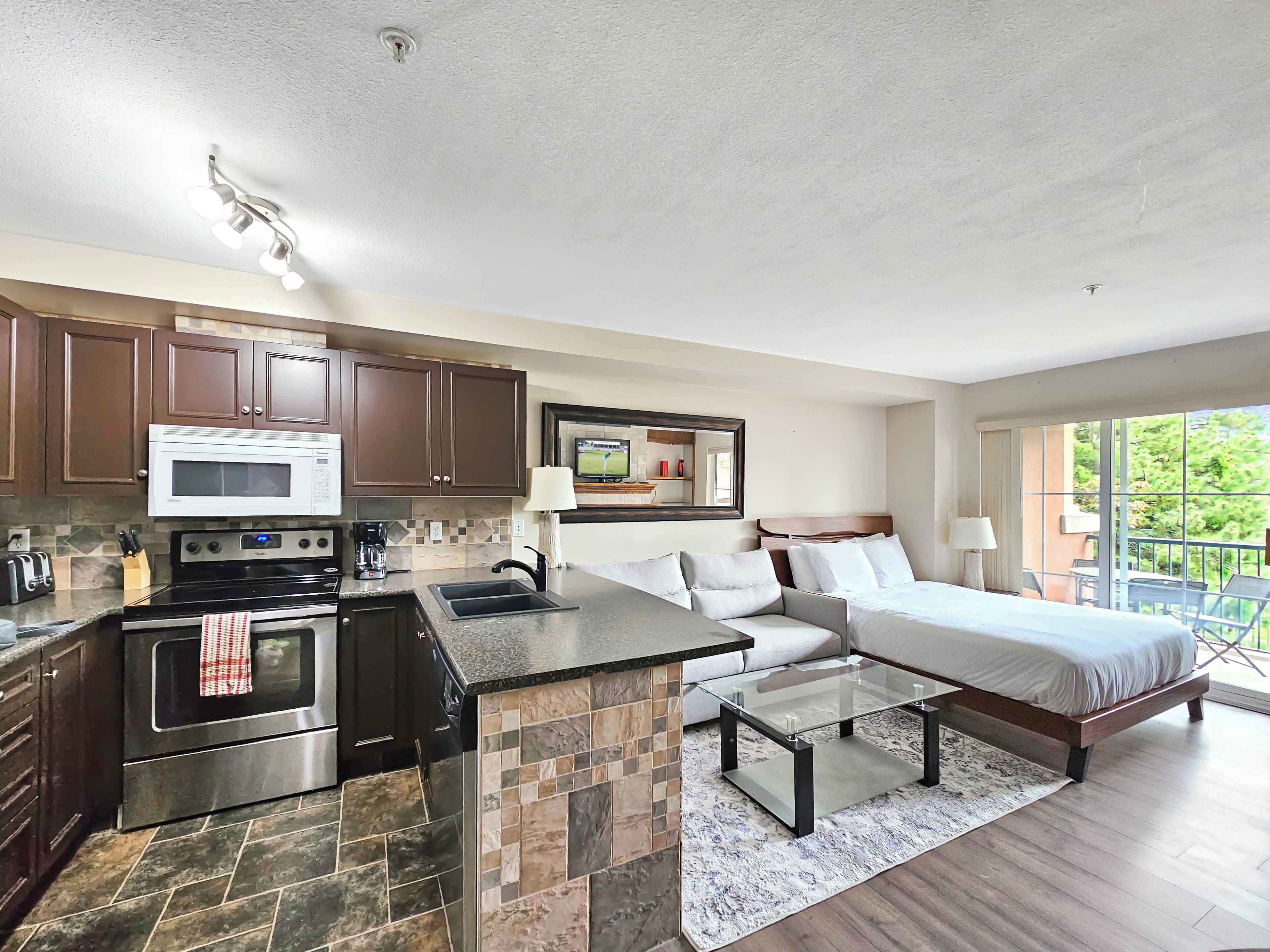 Jääkaappi, mikroaaltouuni, uuni, liesi