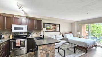 Jääkaappi, mikroaaltouuni, uuni, liesi