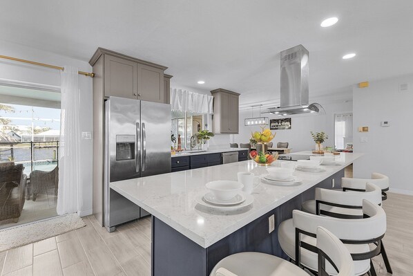 冷蔵庫、電子レンジ、オーブン、コンロ